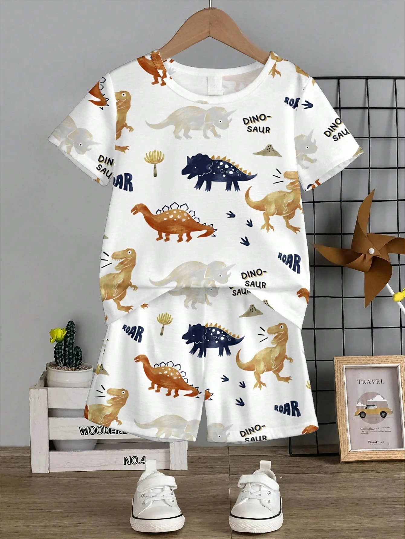 Stylish Little Boy Casual Minimalist Dinosaur Print Short Sleeve T-shirt and Shorts Two-piece Set for Summer