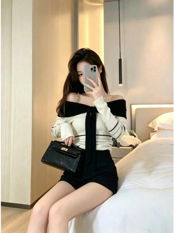2026 Design Sensation Color Block Striped One Shoulder Knitted Sweater And Slimming Short Pants Two Piece Set for Women