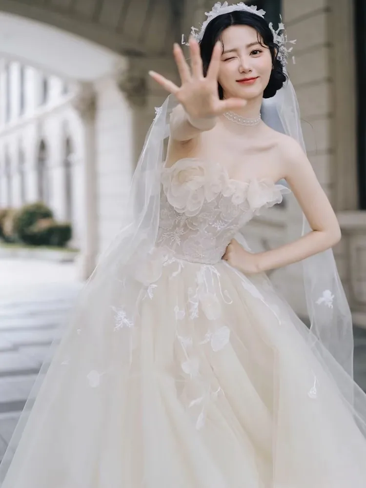 

A new light luxury main fabric textured strapless travel photo dress to welcome guests