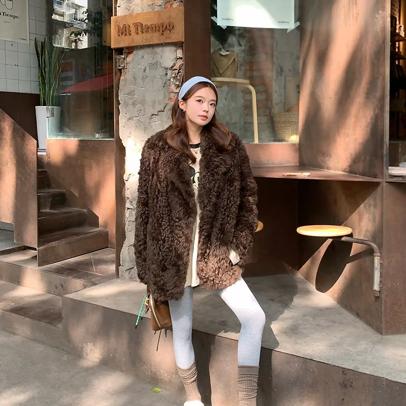 Un nouveau manteau de fourrure mi-long avec col de costume et mélange pour femme