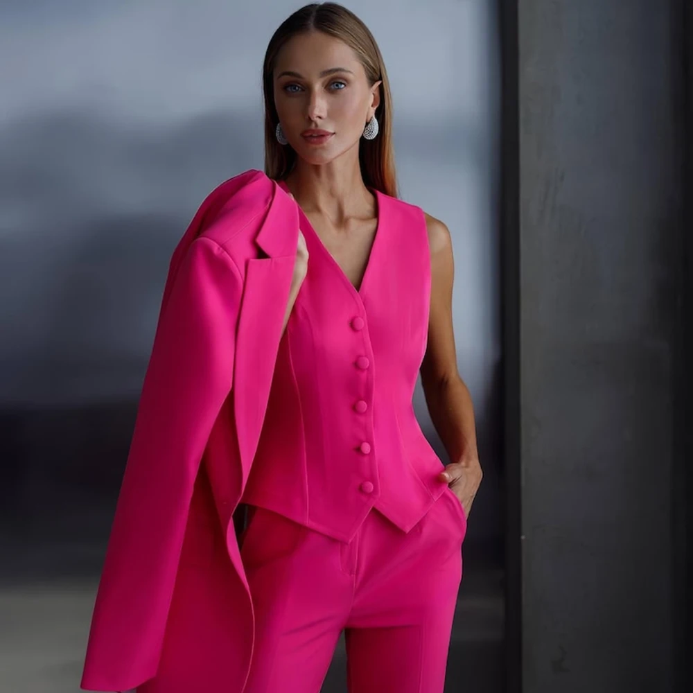 

Элитные женские костюмы-тройки: пиджак, брюки, жилет. Индивидуальный пошив, однобортный, с отложным воротником, приталенный крой. Полный комплект. Элитный офисный блейзер.