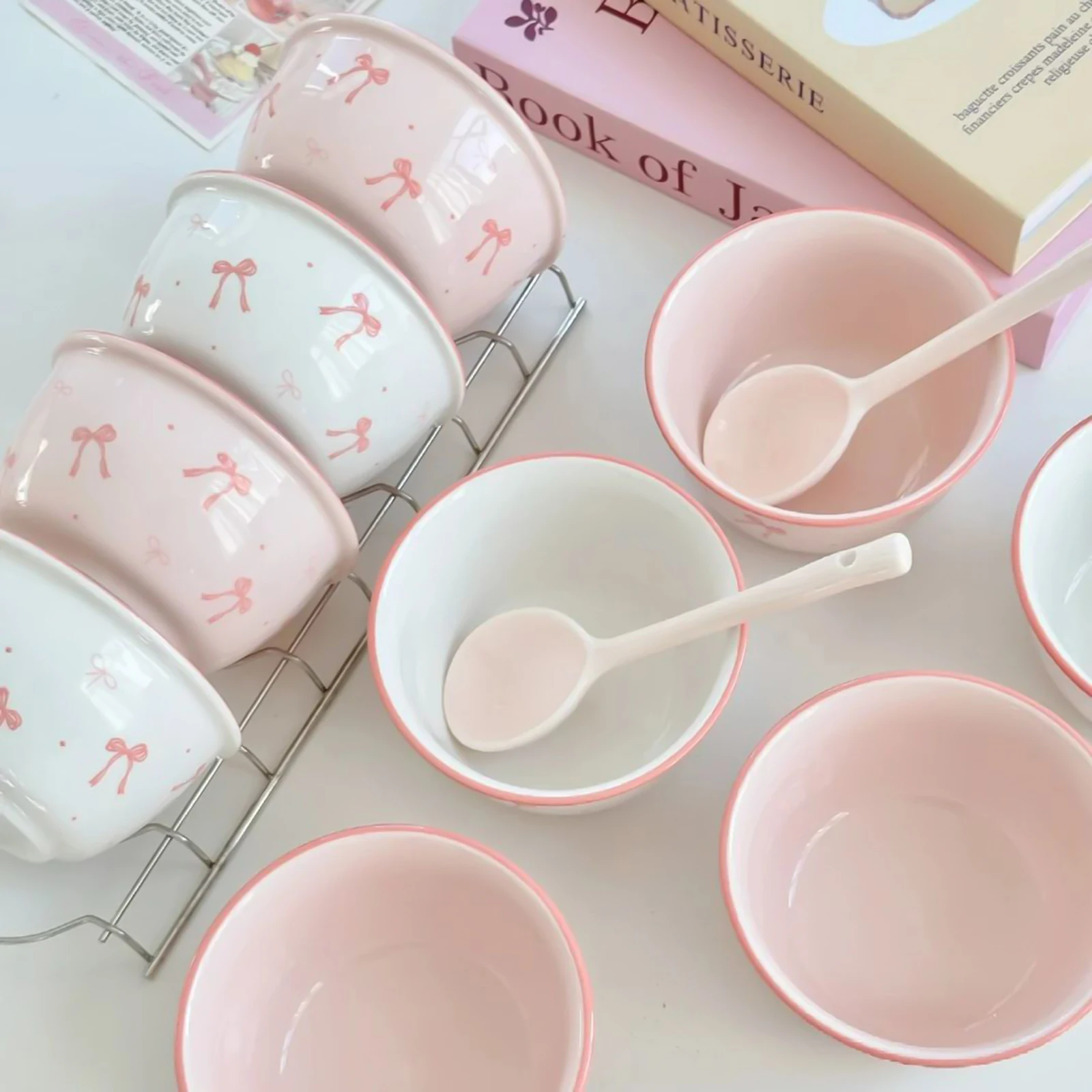Simpatico set di cucchiai e ciotola in ceramica con un unico motivo a fiocco in colore sottosmalto, regali ideali per parenti e amici