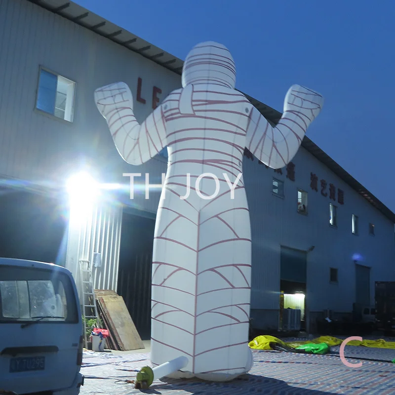 snel luchtschip tot deur, buiten gigantische reclame opblaasbare monster mummie, zombie eng opblaasbaar mummie model voor Halloween