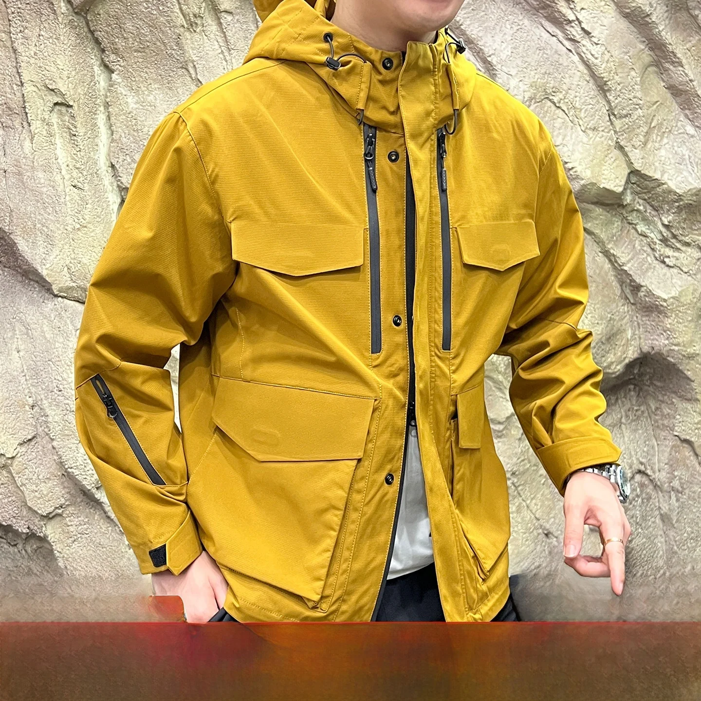 

Водонепроницаемая уличная мужская куртка свободного кроя с капюшоном, спортивная одежда из полиэфирного волокна, длинная застежка-молния све, молодежная стандартная длина