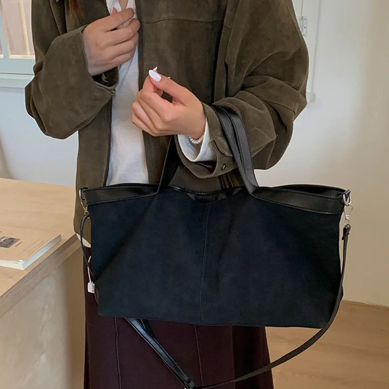 Große Umhängetasche mit Struktur, mattiertem Finish und Reißverschluss, Schultertasche, einfarbig, weiches, mattes Wildleder, Boston-Tasche, schlichter Stil. – Detail 15