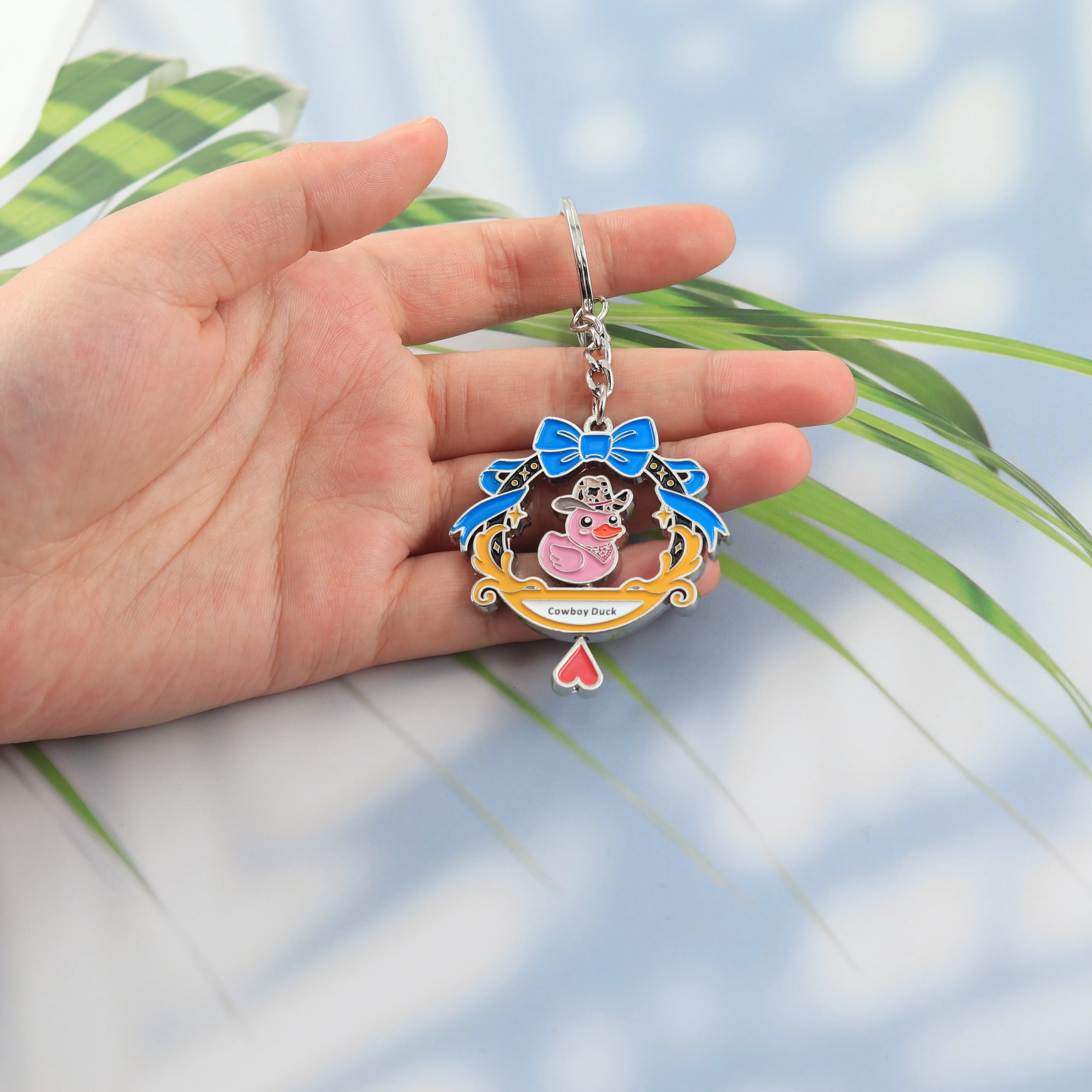 Lustiger rotierender Cowboy-Enten-Schlüsselanhänger, doppelseitig drehbarer rosa Enten-Schlüsselring, Kawaii-Tier-Metallanhänger, Schmuck für Rucksack und Tasche – Detail 13