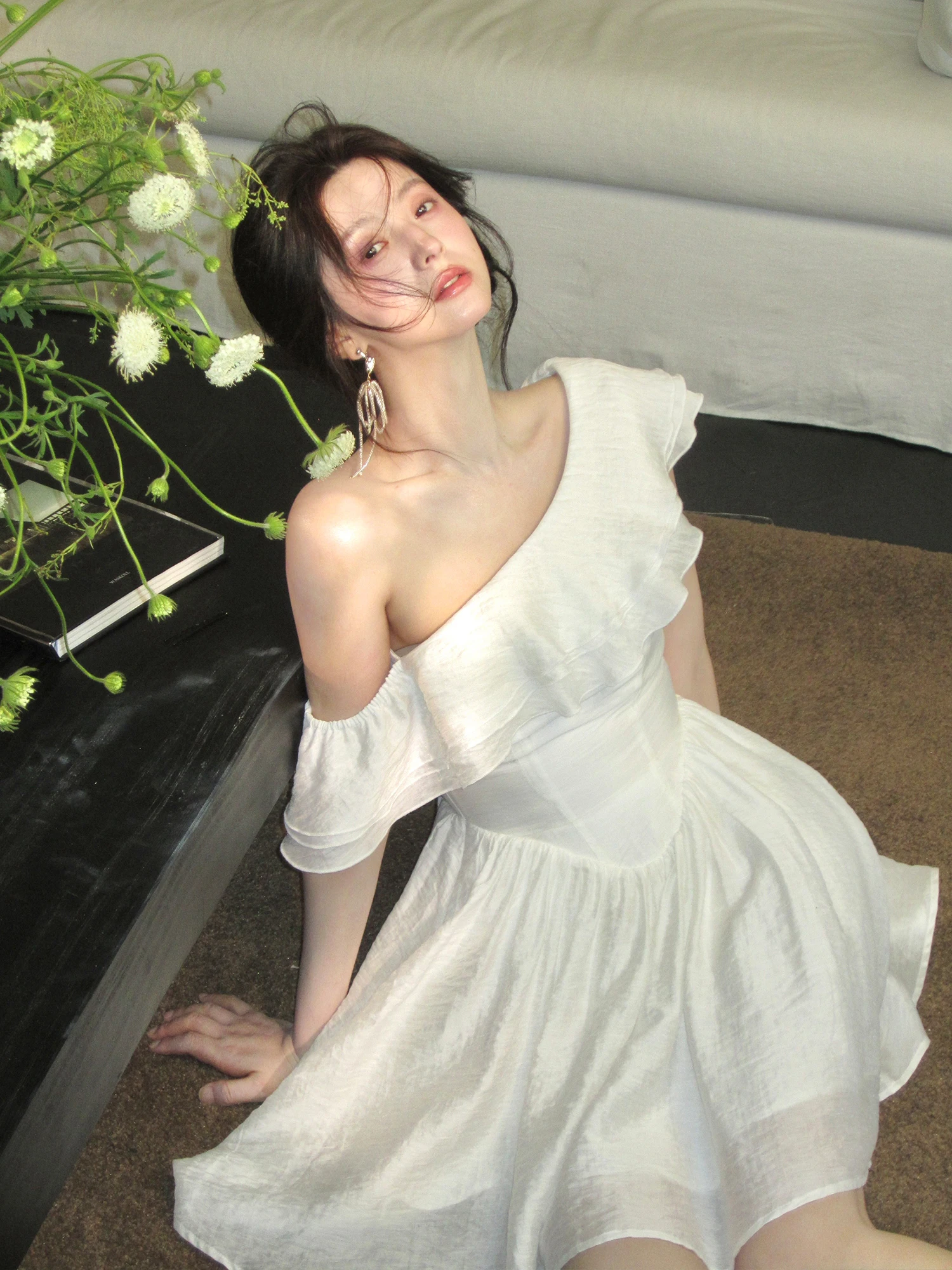 กระโปรงเอลีสลิมมิ่งไวท์ไฮไลท์ ดีไซน์ระบายไหล่แบบอ่อนโยน เหมาะสำหรับงานวันเกิด สไตล์ลำลอง เอวสูง ผลิตจากเส้นใยโพลีเอสเตอร์ สำหรับฤดูร้อน สไตล์เจ้าหญิง...