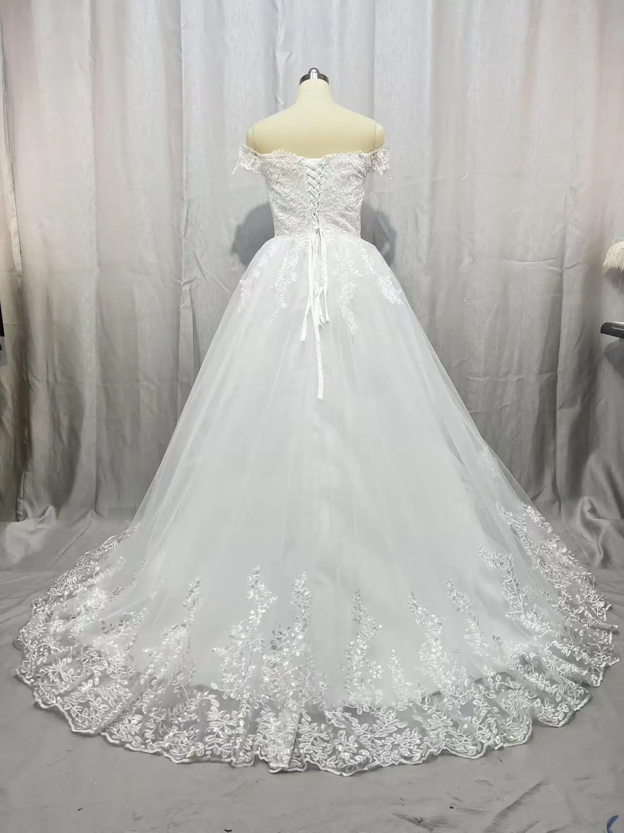 Maßgeschneiderte weiße schulterfreie Plus Size Vestido De Noiva Hochzeitskleid Zug nach Maß Plus Size Braut Tüll Mariage