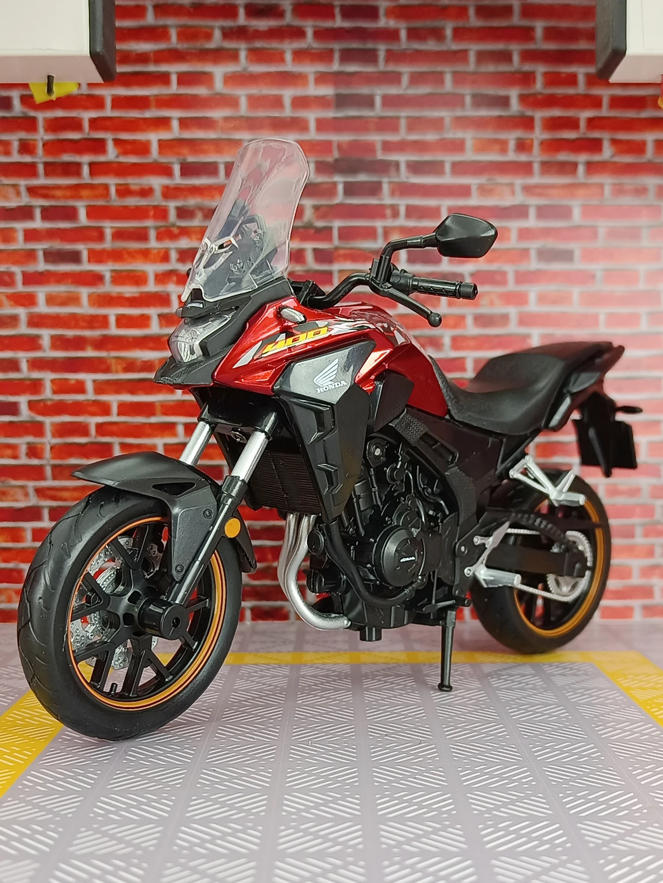 

Модель мотоцикла Honda CB400X в масштабе 1:12, с высокой детализацией, тонкой отделкой и отличным качеством.