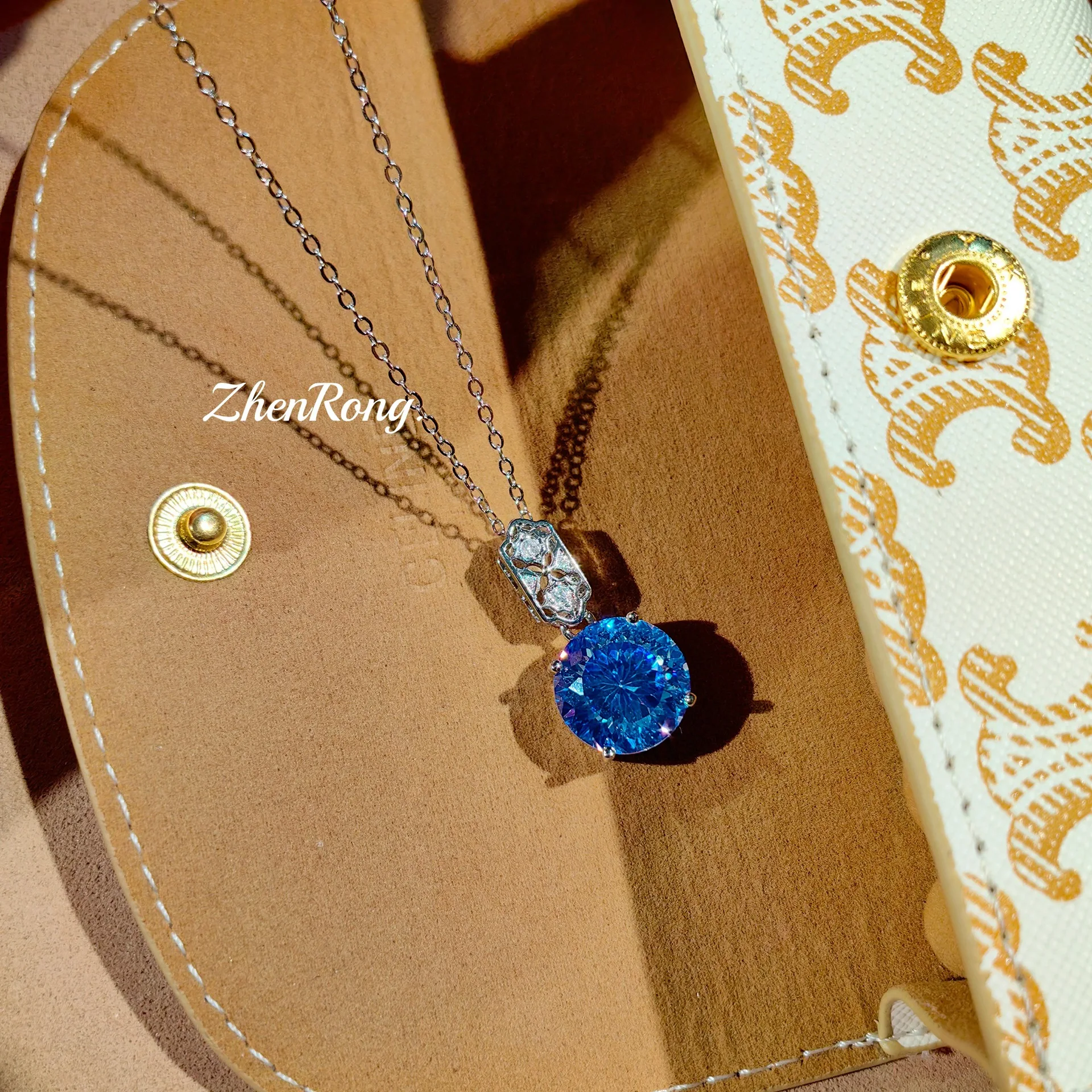 Modischer Schmuck: Wunderschöner Zirkonia-Anhänger mit Paraiaba-Schliff, Ohrringe mit Rosenschliff-Diamanten, königsblauer Ring – Damen-Hochzeits – Detail 4