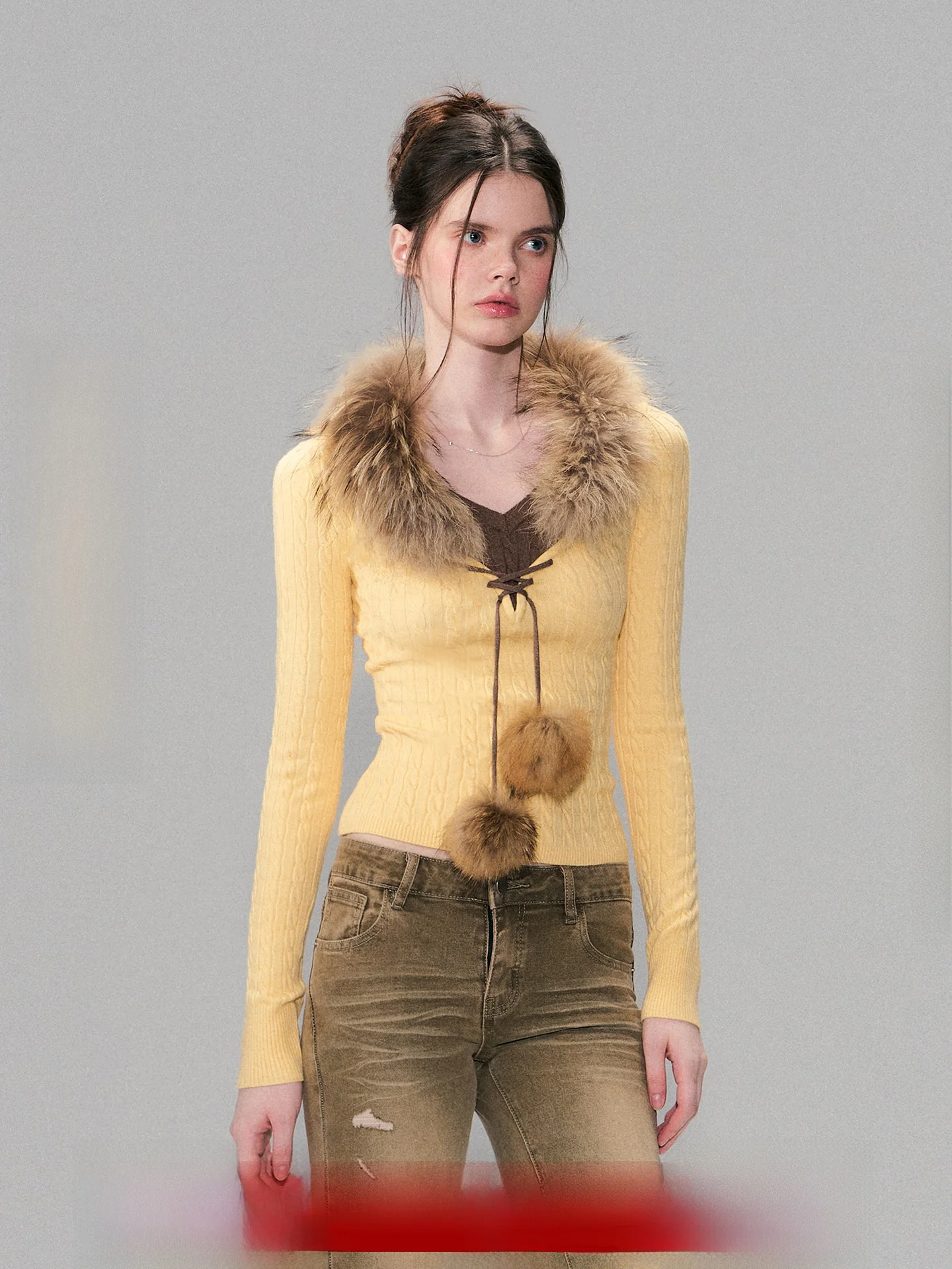 

Зимнее пальто NeverMore Sunsets Induence с вязаной основой, съемным меховым воротником, имитацией двухслойности, приталенного кроя, для ношения под одеждой.