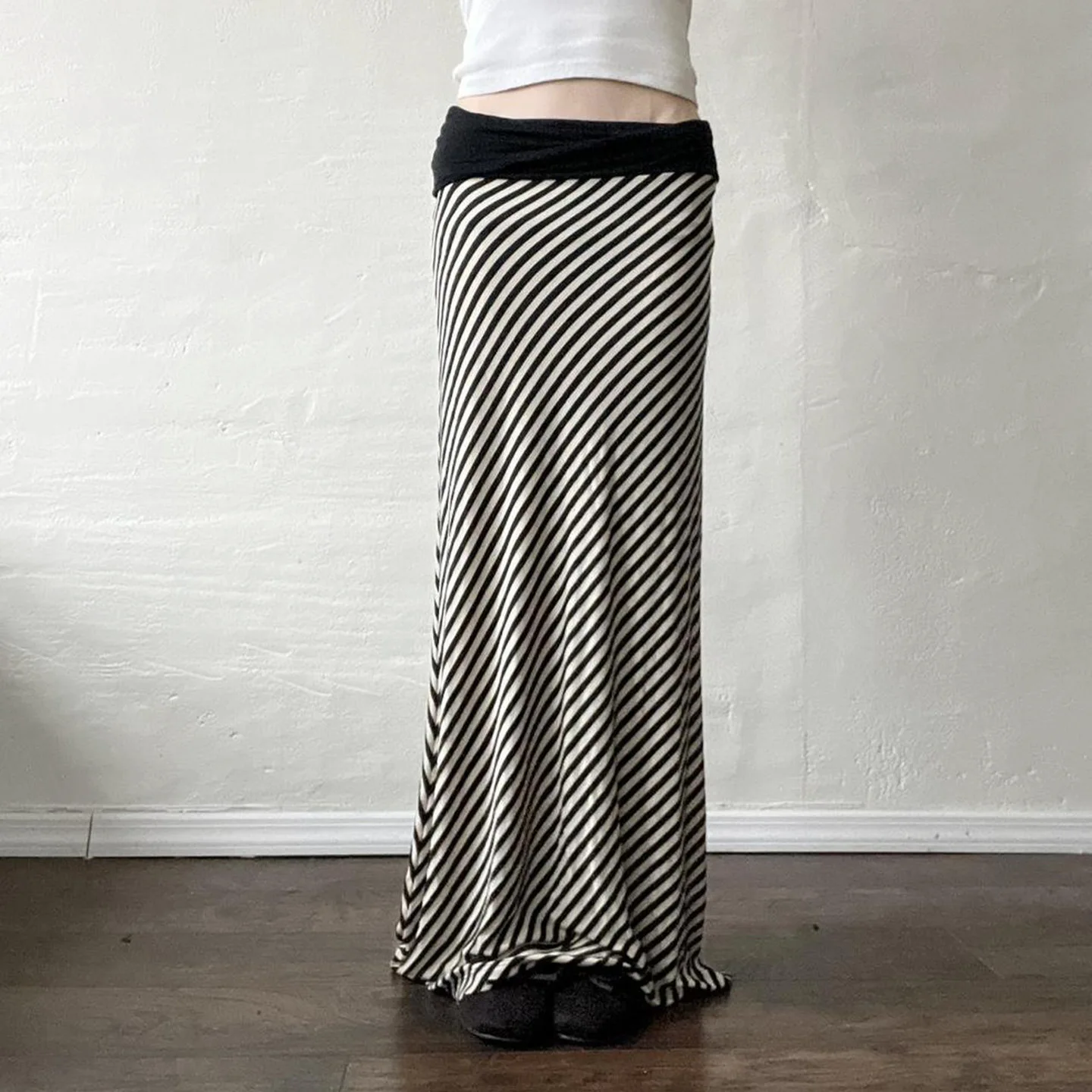 

Europe and the United States elegant black and white stripes contrast color base Joker dress sexy simple hip skirt.