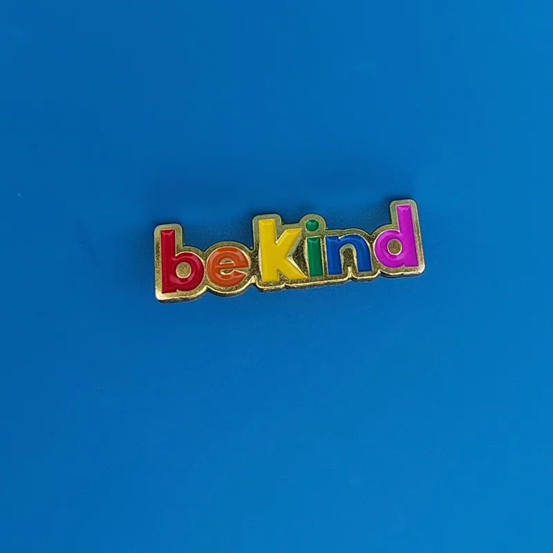 Sei ein netter Mensch, Buchstaben-Brosche, kreatives Metall-Abzeichen, Reversnadel für Hemden, Jeans-Pin, Schmuck-Accessoires