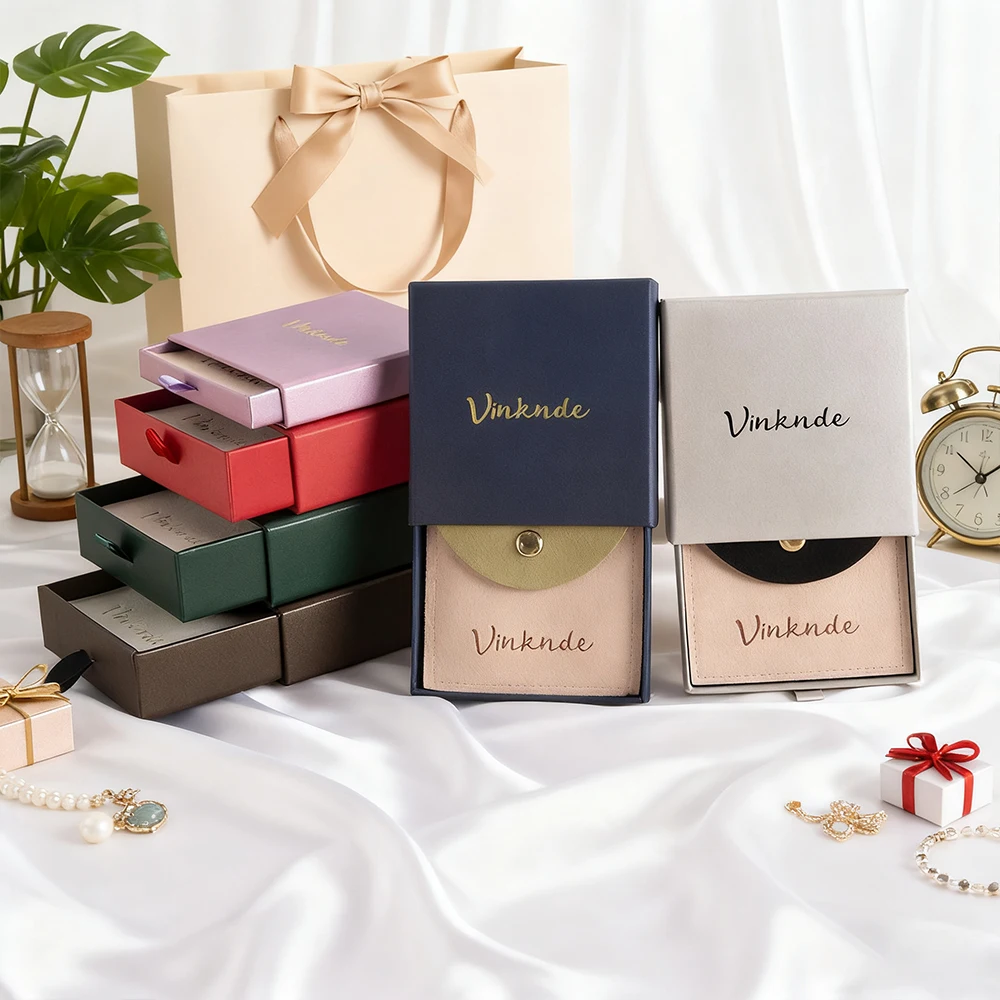 

Пользовательский логотип 8x8x2,5 см, бумажная шкатулка для драгоценностей, картонная упаковка, коробки с выдвижными ящиками и бархатной сумкой-кнопкой для сережек, колец, настраиваемых