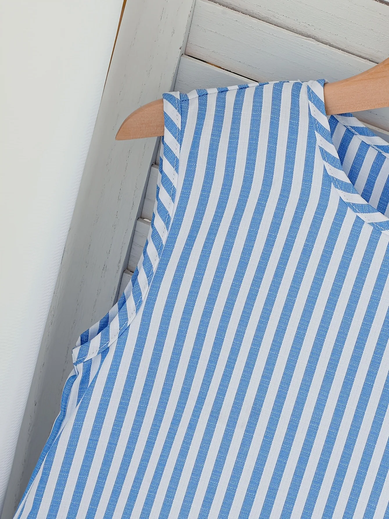 Sommerkleid für Kinder, Mädchen, blau-weiß, mit vertikalen Streifen, Rundhalsausschnitt, ärmellos, lockerer A-Linien-Schnitt, Rüschensaum, Reißverschluss hinten – Detail 3