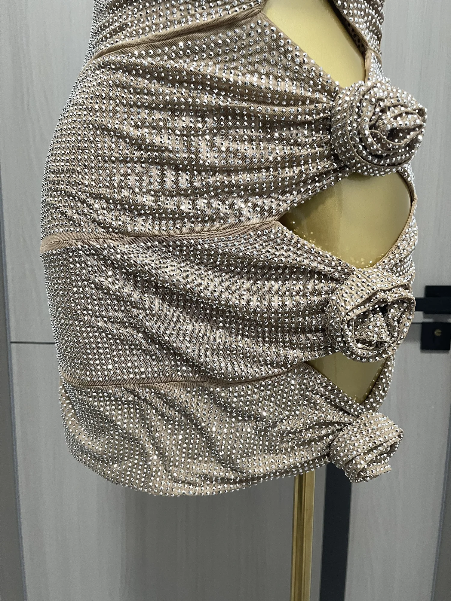 新しい女性の高級パーティードレスキラキラシルバーラインストーンセクシーなカットアウト美しい 3D 花の装飾タンクミニドレス Vestido