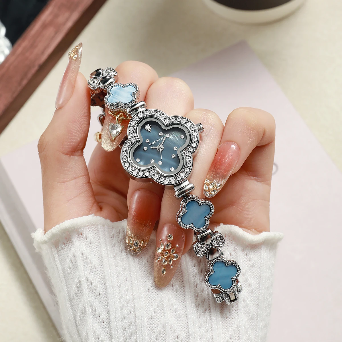 

Luxury Four leaf Clover Women's Quartz Watch Diamond encrusted Shell Dial Bracelet Watch Silver Tone Elegant Ladies Wristwatch