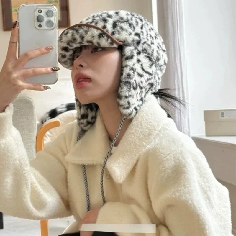 

Нишевые шапки-бомберы с леопардовым принтом, милые ремешки для защиты ушей, женские шапки-бомберы на осень-зиму для путешествий, теплая защита ушей, универсальные шапки-пилоты