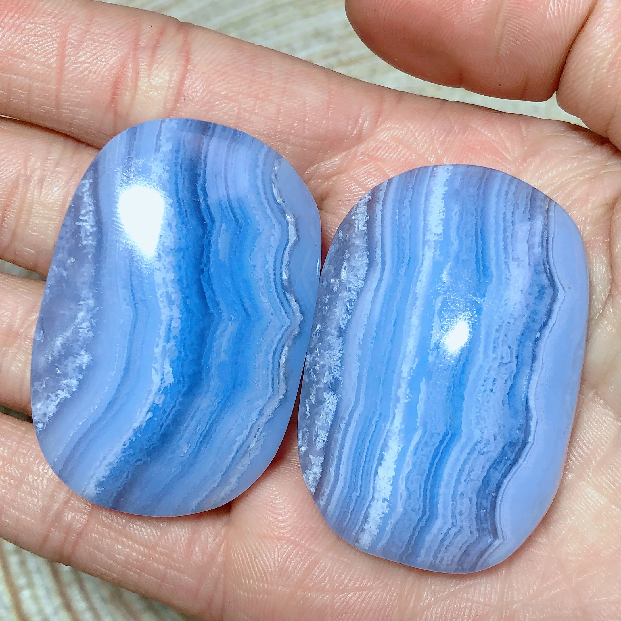 

Natural Crystal Blue Lace Agate Palm High Quality Oval Point Mineral Rare Precious Stone Home Decoraion Gift