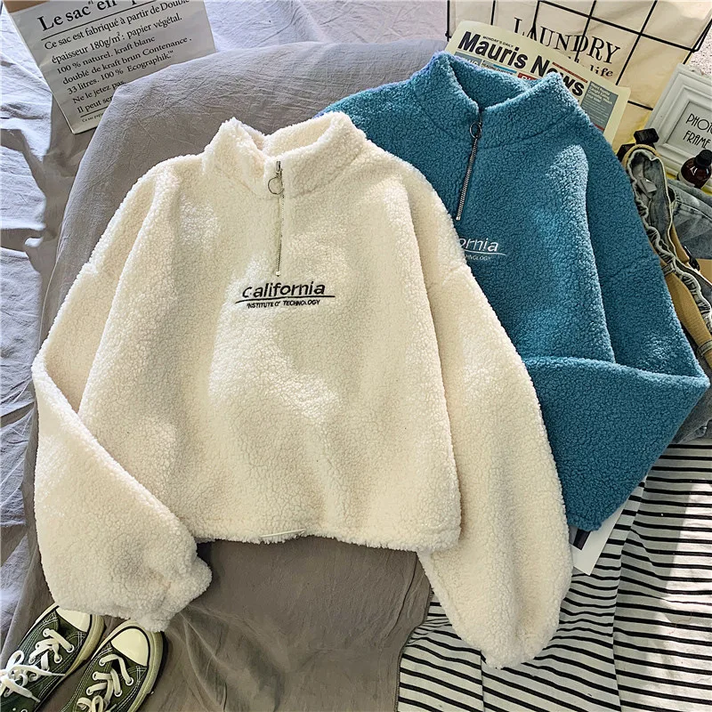 Damen-Sweatshirt mit Stehkragen, Fleece-Futter, dick, aus Lammwolle, kurz geschnitten, für Herbst und Winter, flauschig, locker geschnitten, langärmelig, mit Schriftzug, lässiger Pullover – Detail 2