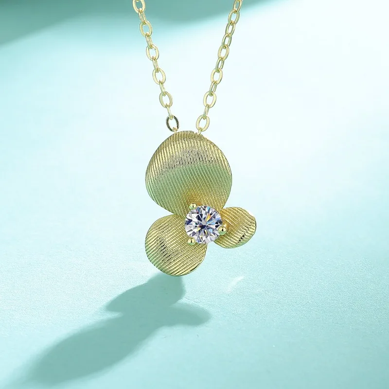 

S925 silver brushed moissanite clover necklace niche design sense collarbone chain high sense mozzarella diamond neck chain