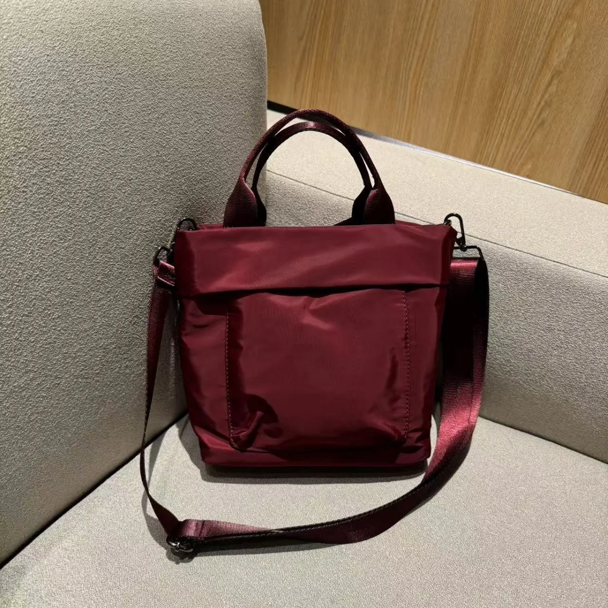

Large Capacity Women's Handbag - Fashionable Waterproof Nylon Crossbody Bag for Moms & Ladies, Lightweight & Casual Tote Style