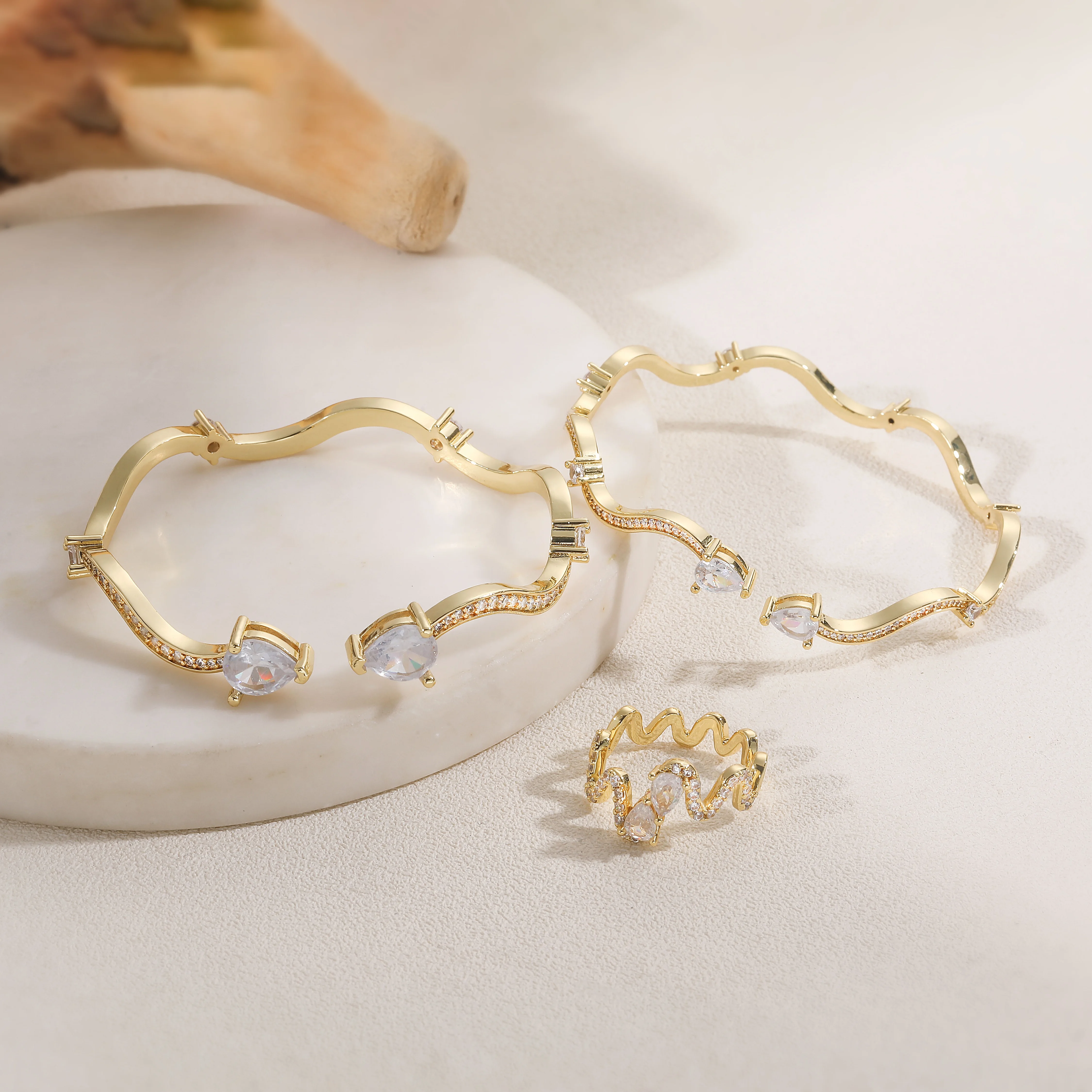 HECHENG، سوار/خاتم نسائي عصري مع زركونيا مكعب 5A تشيكوسلوفاكيا في إعداد مايكرو تمهيد مجوهرات مأدبة السيدات