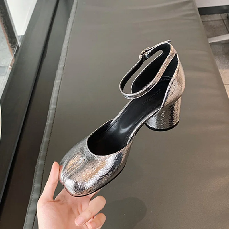 Tabi Argento: La Scarpa che Rivoluziona il Tuo Guardaroba con Stile e Comodità