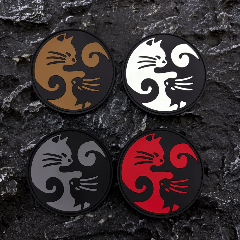 

Энергичная нашивка-значок из ПВХ в виде маленького котика с эффектом свечения в темноте, на липучке, подходит для сумок, рюкзаков, жилетов и украшения одежды.