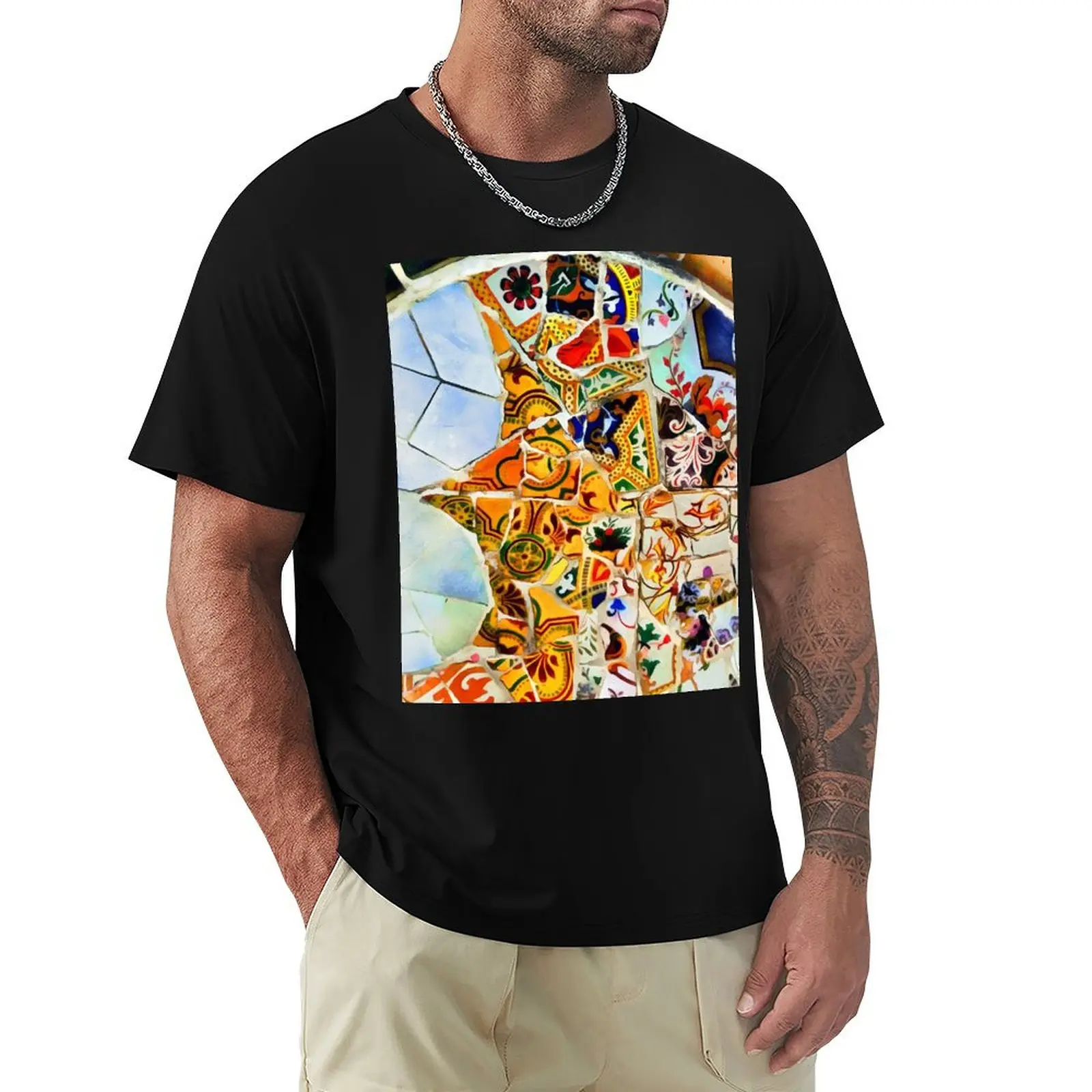 Camiseta Gaudi Barselona con diseño de mosaico, de rendimiento de secado rápido y fresco.