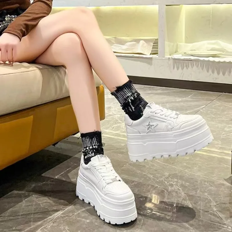 

Женские повседневные белые кеды на толстой подошве из губчатого материала, новинка Весна/Лето 2026, в стиле Nais, модные и универсальные