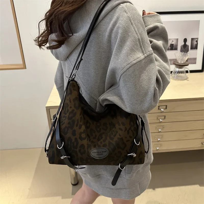 Mochila Popular de gran capacidad con estampado de leopardo para mujer, bandolera de moda, bolso sencillo de hombro informal, otoño 2024