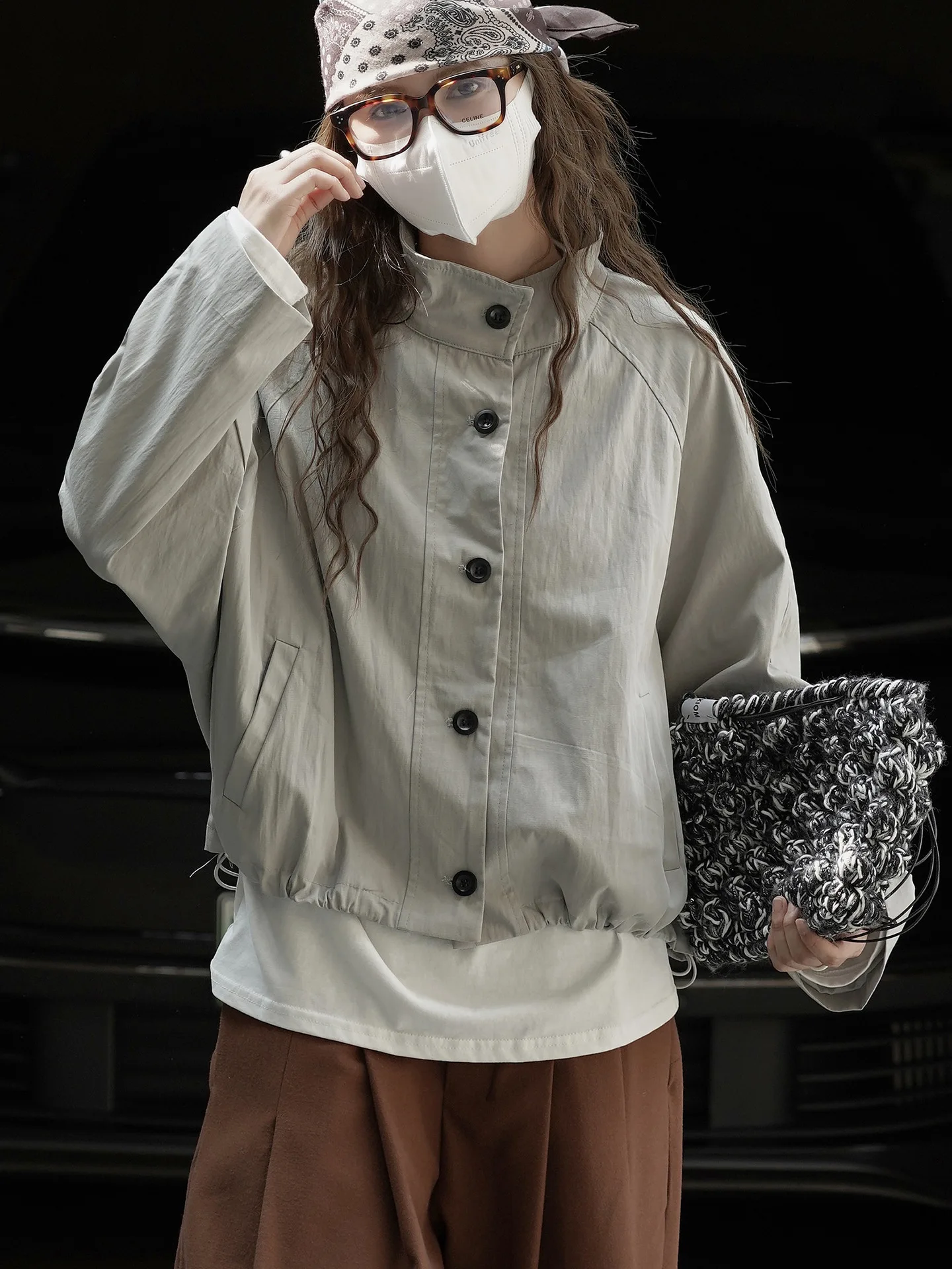 

Fashionable and trendy curved split shirt collar jacket, crisp and stylish casual jacket for women