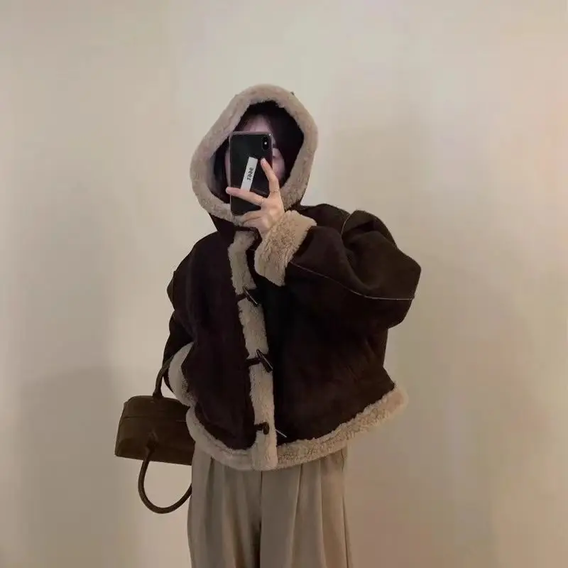 

Высококачественная женская куртка из овечьей шерсти, зима 2024, новый стиль, короткая и красивая толстая куртка с мехом