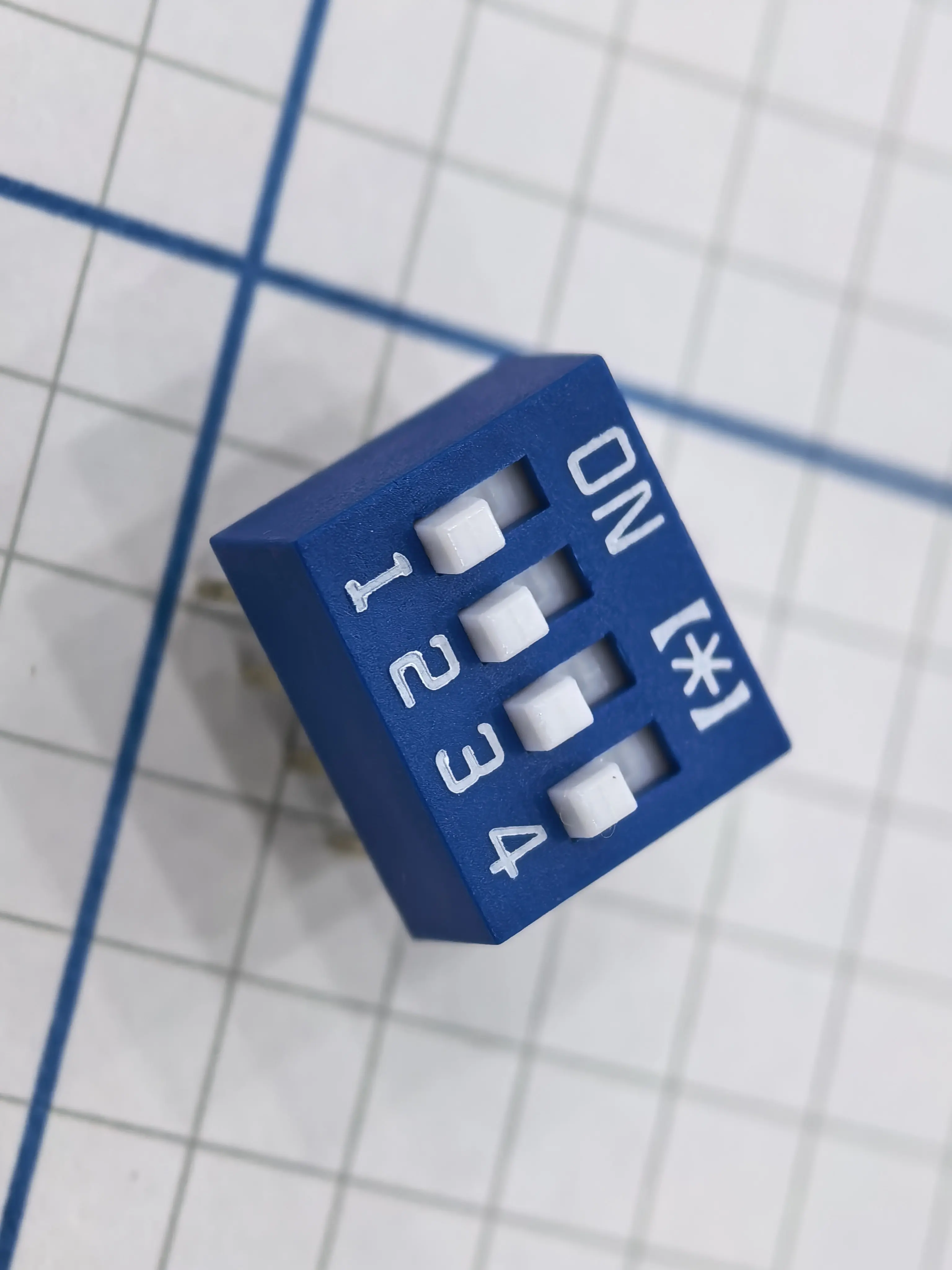 DIP switch, piano-style switch, key-style switch, 4-position, 2.54mm, 180-degree, blue, vertical straight pin with knob