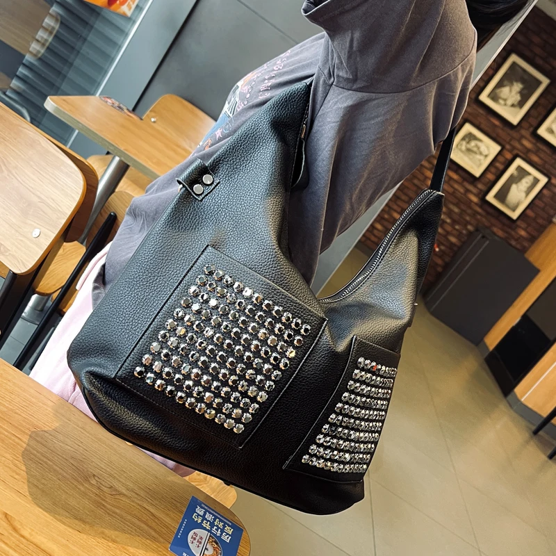 Europe And The United States Fashion High-grade Riveted Women's Bag High-quality Leather Simple Large Capacity Shoulder Bag Tide