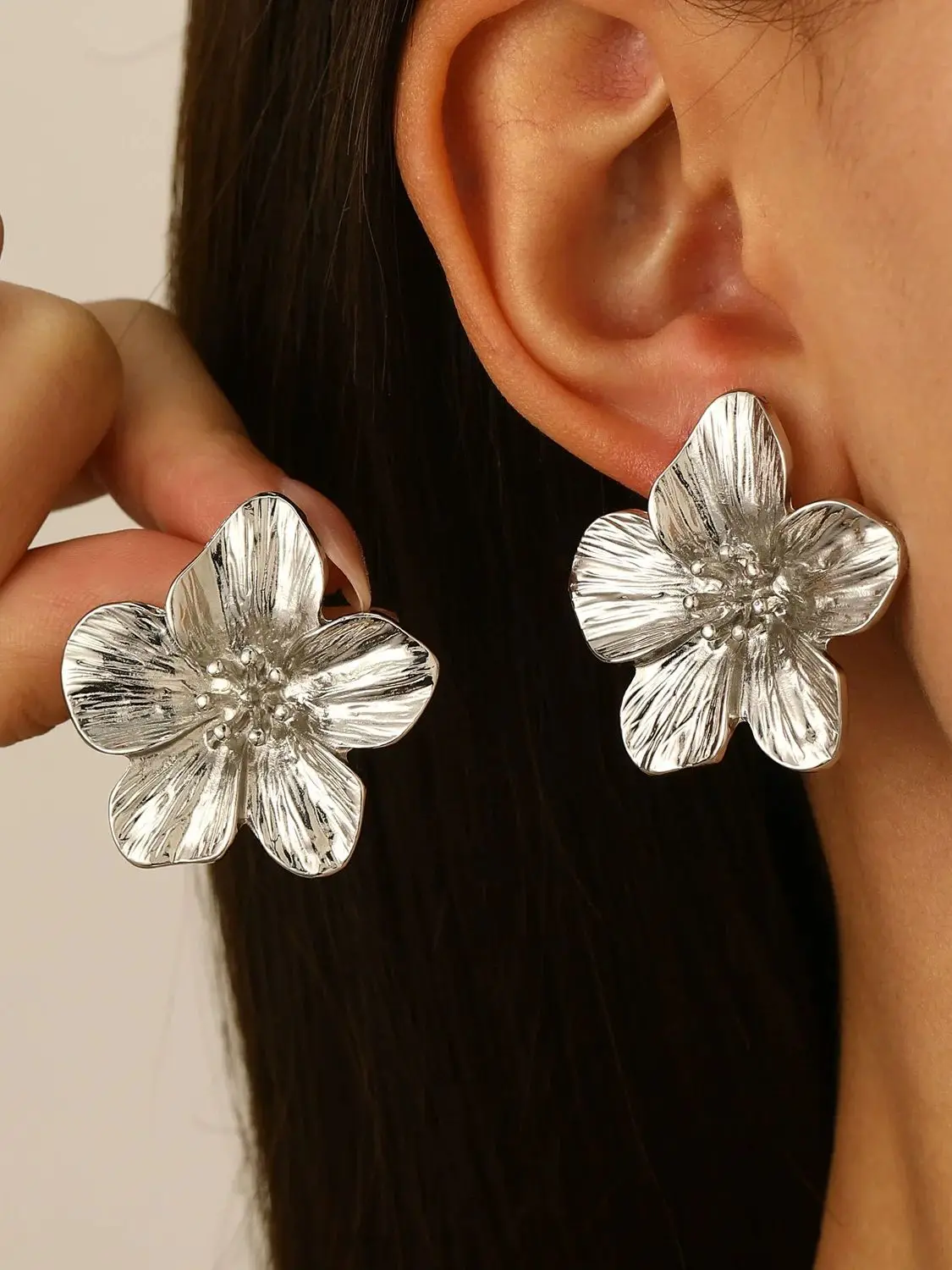Boucles d'oreilles pendantes en métal pour femmes, pétales inégaux, grande fleur, couleur or argent, bijoux floraux de fête Vintage européens