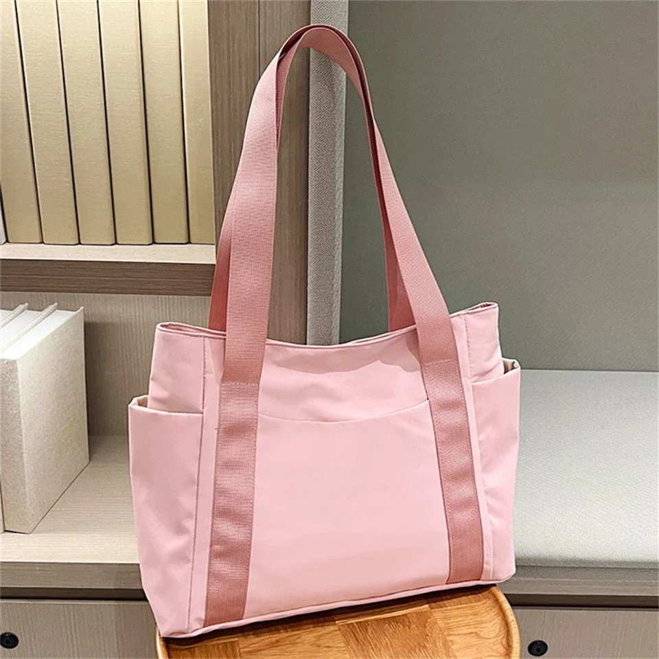 

Large Capacity Casual Tote Bag Stylish Lightweight Mommy Bag Single Shoulder Commuter Bag