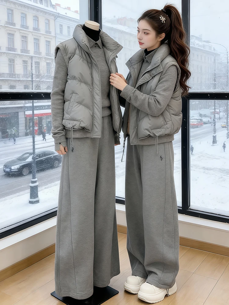 

Женский комплект: утепленный жилет, брюки с высокой талией и широкими штанинами, футболка. Повседневный спортивный стиль. Зимняя коллекция. Модный комплект.