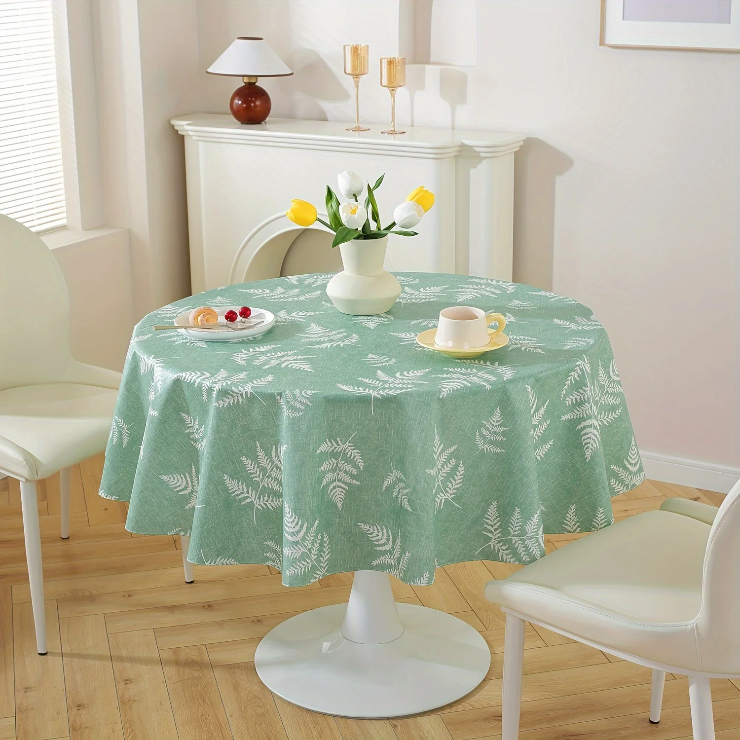 With a flannel back, washable, suitable for indoor/outdoor picnics, barbecues and meals