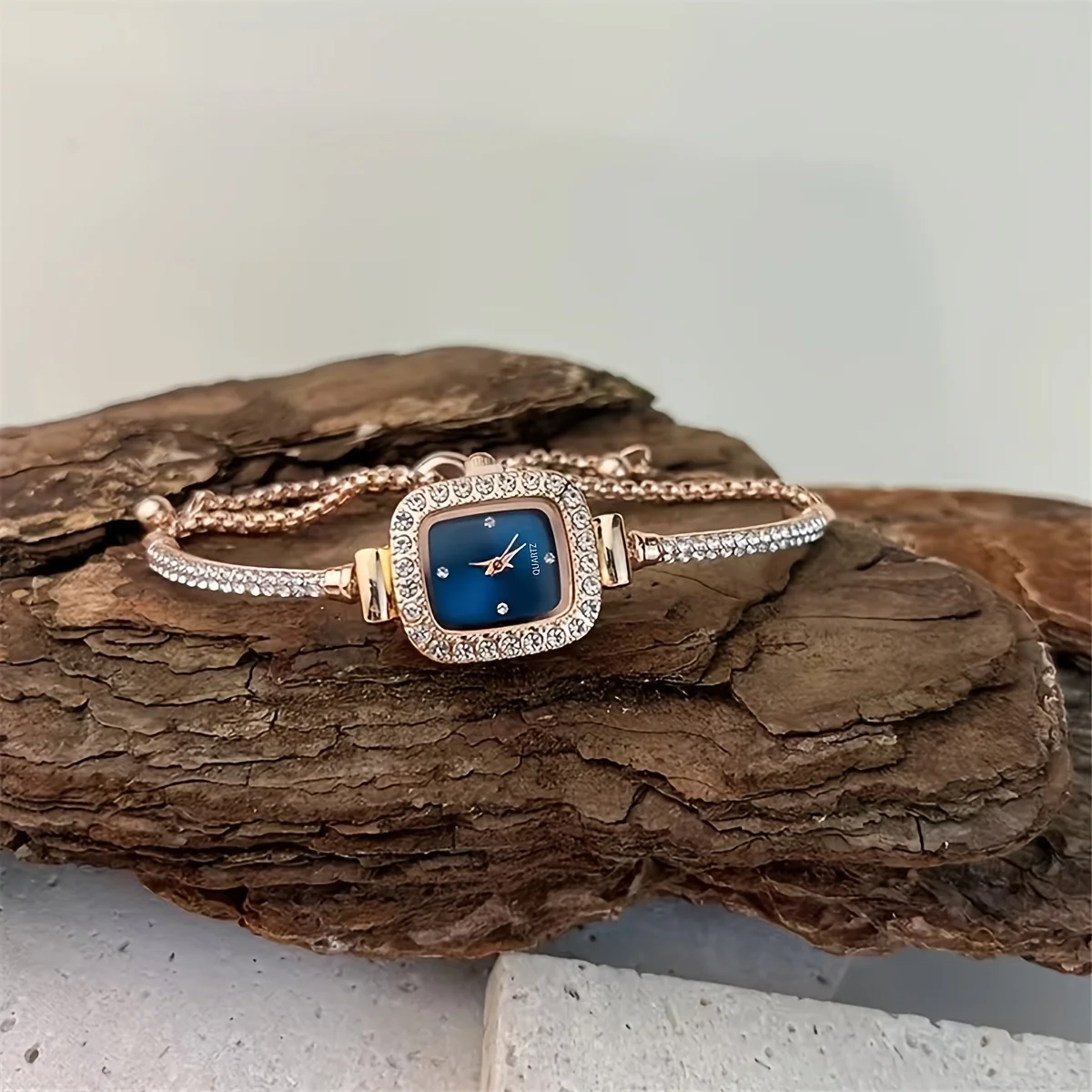 

Элегантные женские квадратные кварцевые часы, комплект со стразами, корпусом из сплава и ремешком.