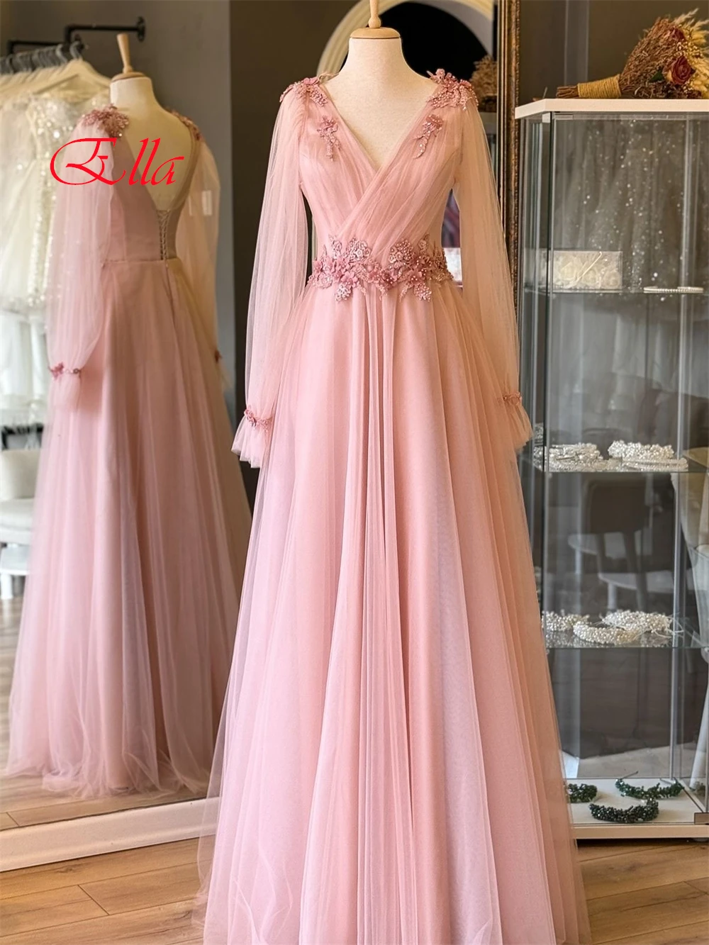 فستان سهرة رسمي من التول الوردي على الموضة مخصص برقبة على شكل حرف v وأكمام طويلة وأربطة من الخلف وزهور لؤلؤية بدون ظهر فستان العودة للوطن