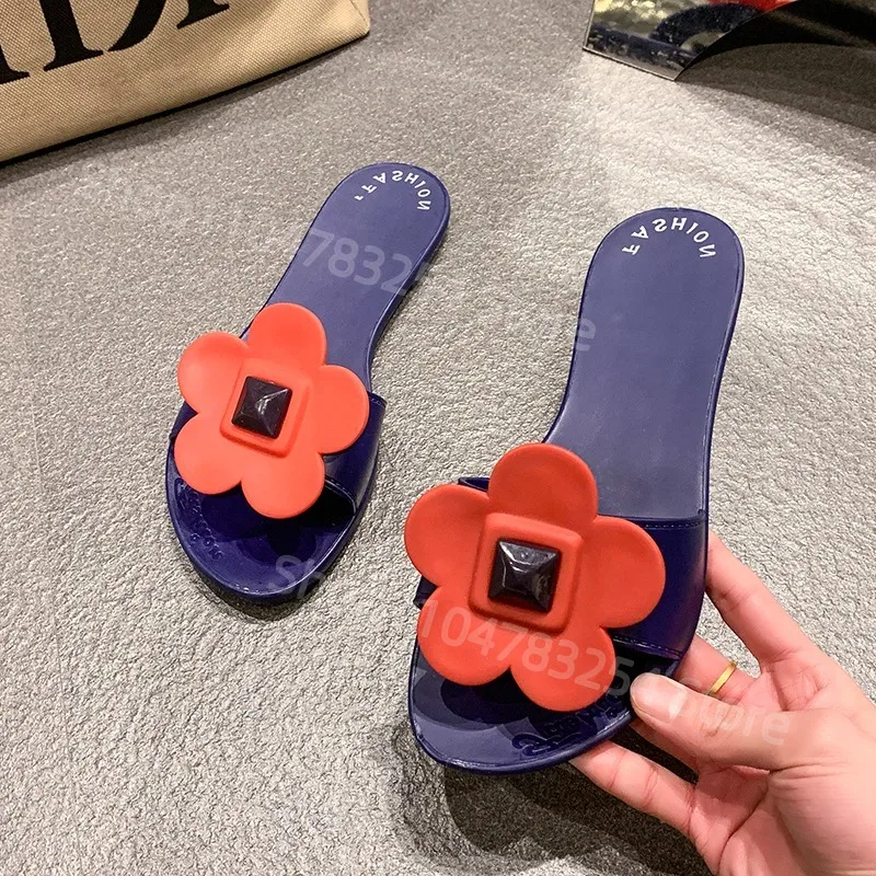 

Женские летние тапочки, милая обувь, пляжные цветы, домашние туфли на плоской подошве для ванной комнаты, элегантные сандалии из ПВХ для девочек, распродажа, дизайнерский пластик