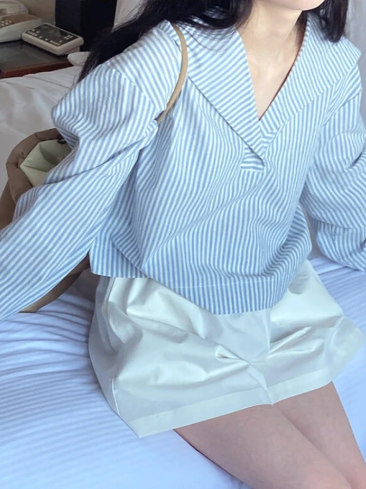 Modna, luźna, długa bluzka damska w paski, granatowy kołnierzyk, wczesna jesień, unikalny krótki top, młodzieżowy styl, do pracy, modny.