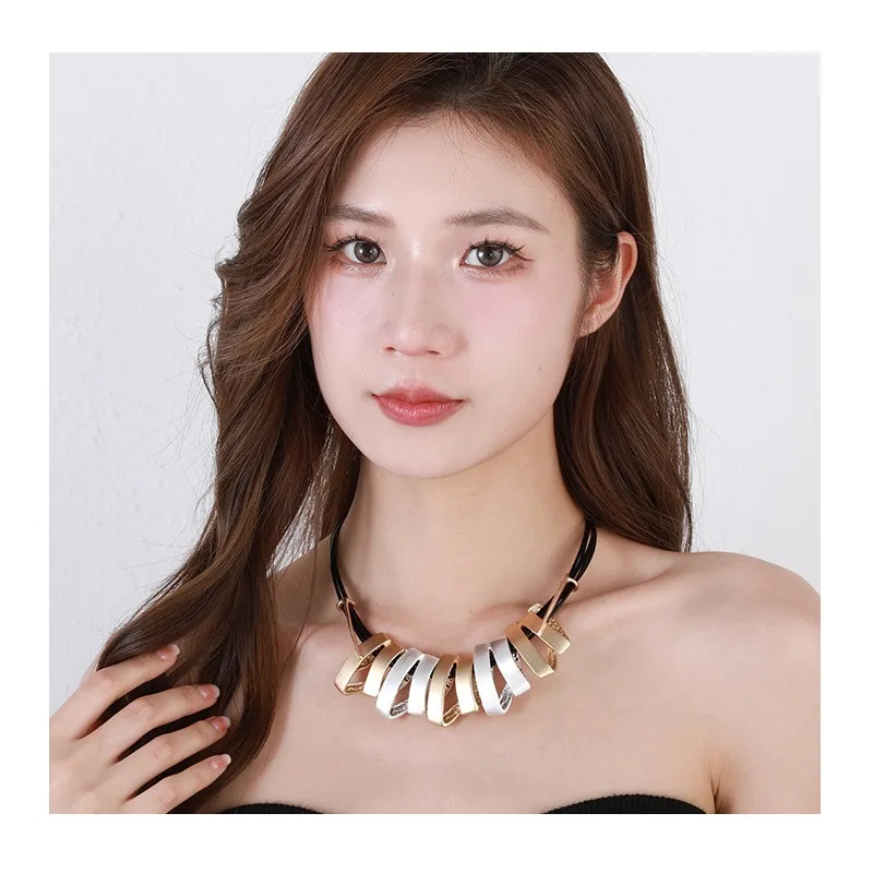 

Short Necklace for Popular Fashion Contrasting Color Brushed Simple Women's Jewelry Collarbone Chain