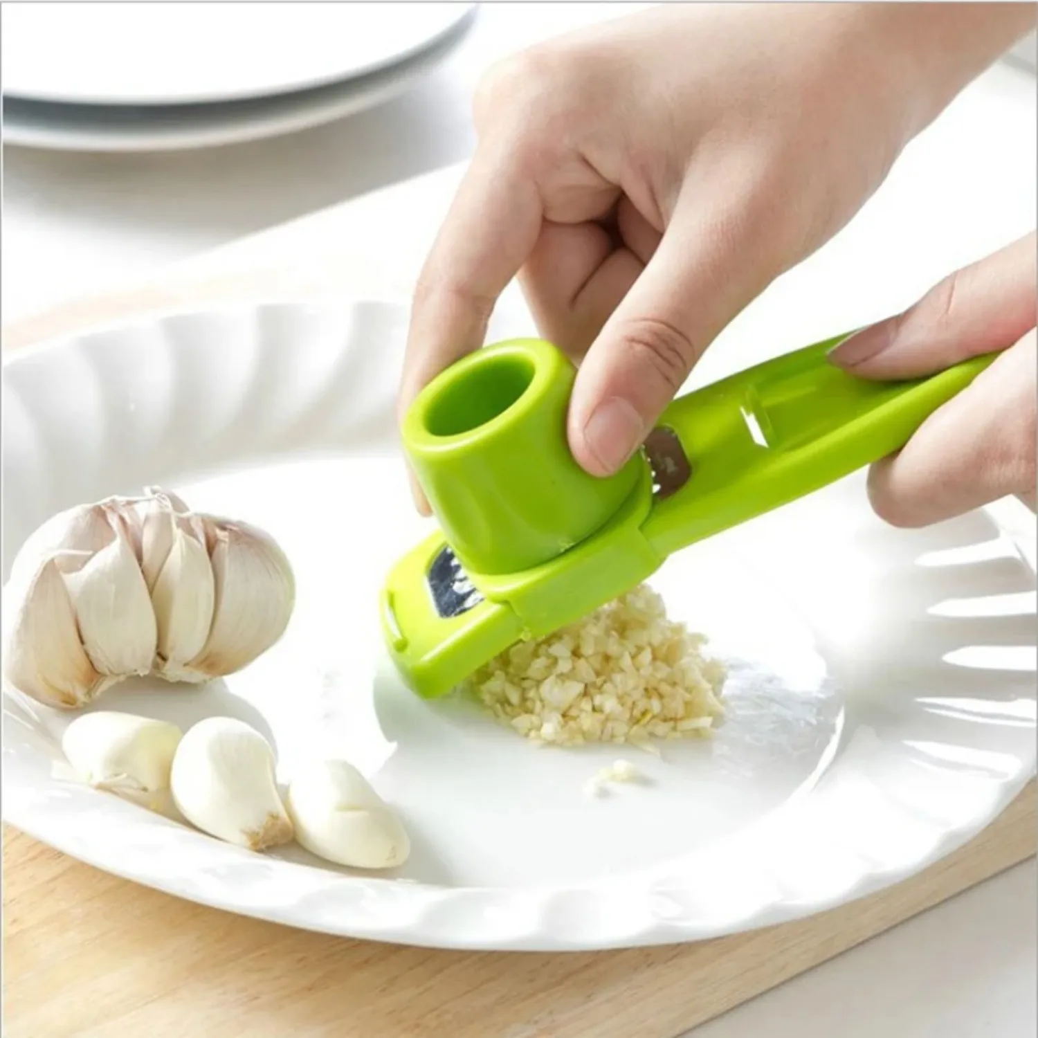 1 Pack Manual Mini Garlic Grinder Creative Garlic Press Garlic Mash Tool Portable Kitchen Gadgets for Home Cooking