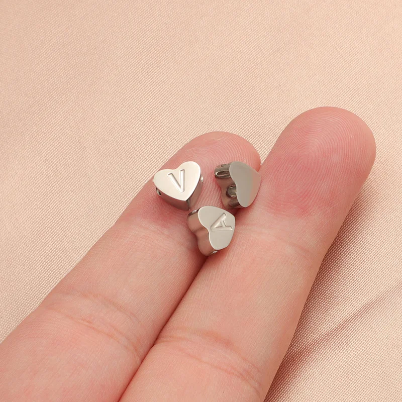 5 قطعة/الوحدة الفولاذ المقاوم للصدأ القلب النقش الأبجدية رسالة حبة ثقب صغير من A-Z DIY بها بنفسك النتائج مجوهرات اكسسوارات