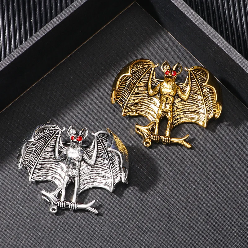 Vintage brooch high-grade sense of niche luxury animal bat badge clothing accessories bag hat anti-glare pin buckle