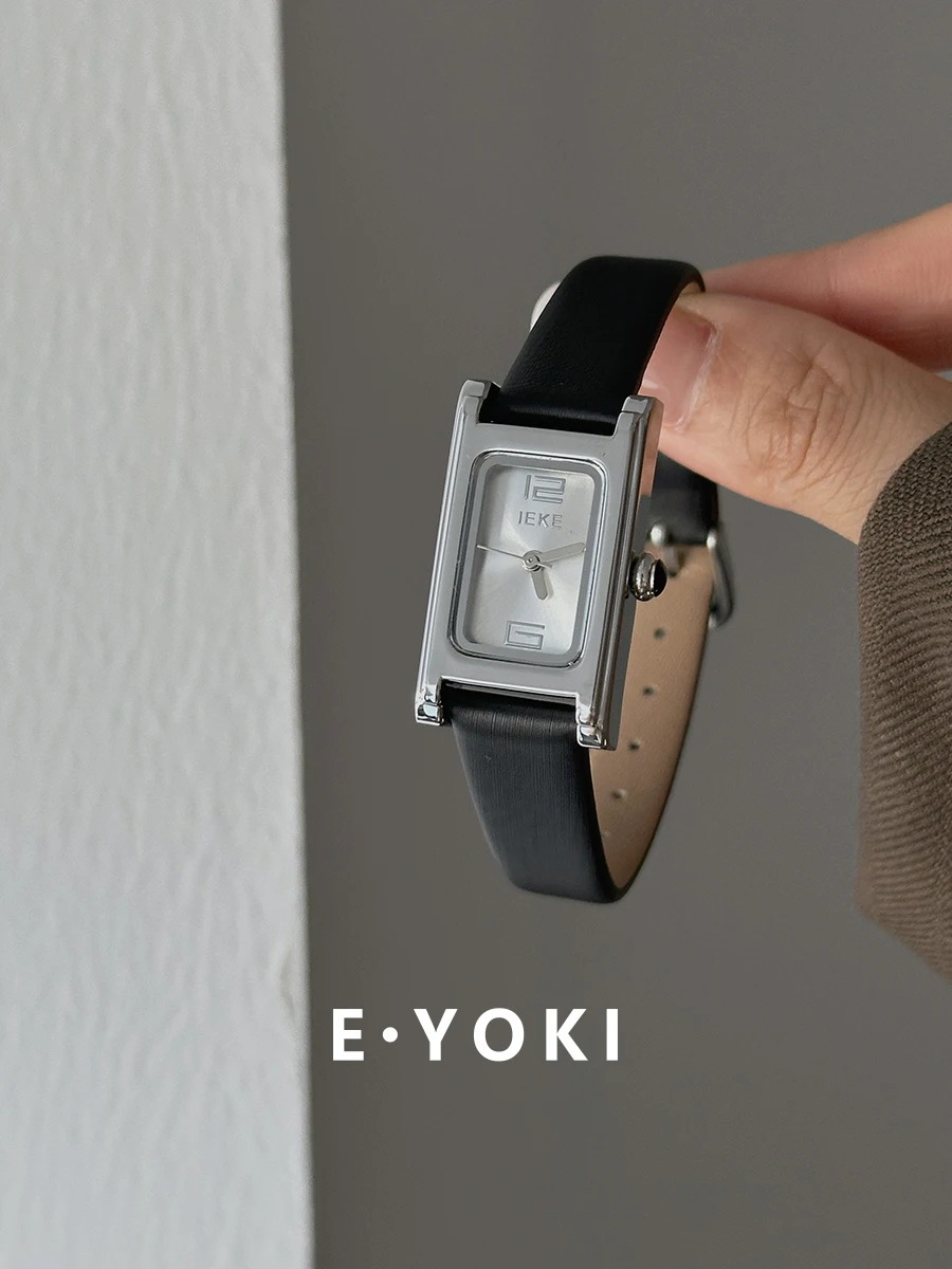 Neue schwarze und goldene Quarzuhr im koreanischen Stil, luxuriöse Damenuhr mit hochwertigem Gefühl, schlichtem Lederarmband, Vintage-Stil.