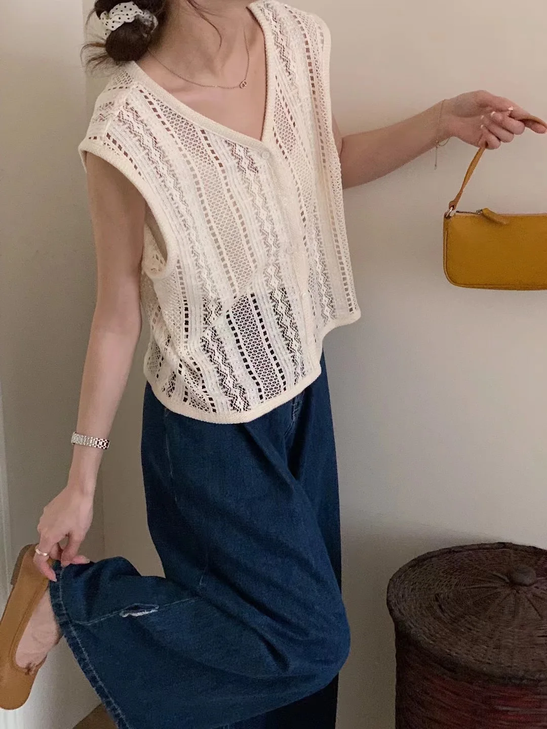 

Женский трикотажный жилет с V-образным вырезом